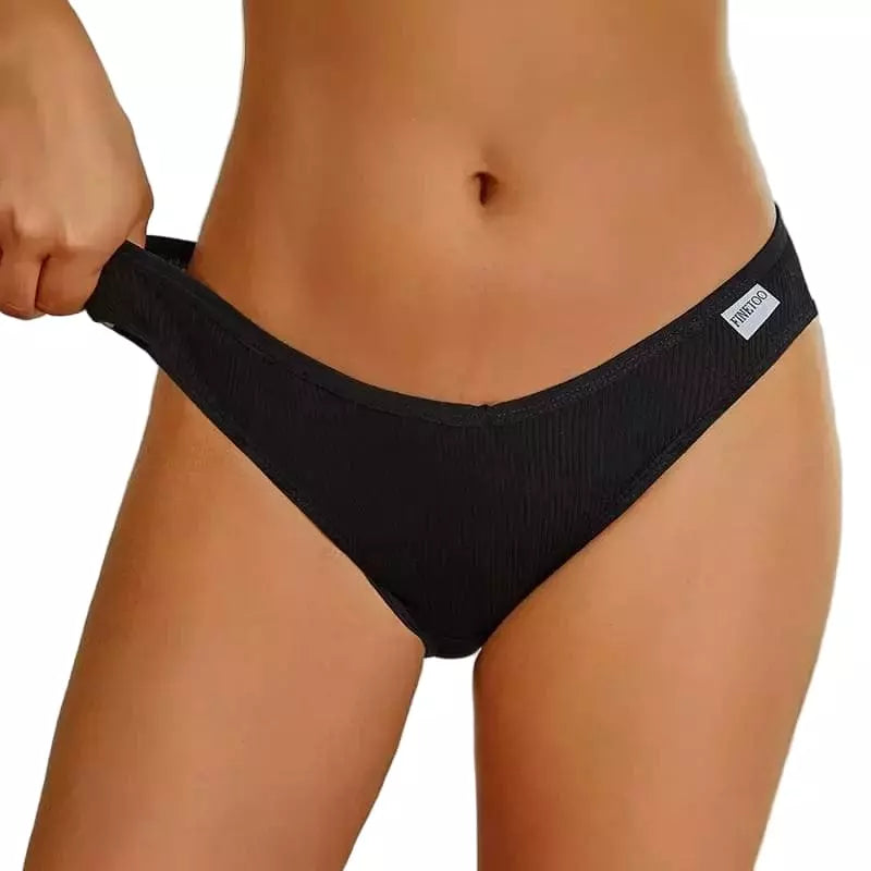 mulher usando roupa íntima preta
