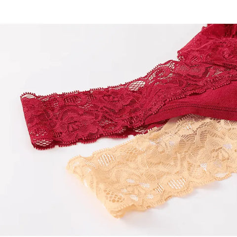 A imagem mostra peças decorativas de lingerie de renda nas cores vermelho e bege. Os tecidos parecem delicados e intrincados.