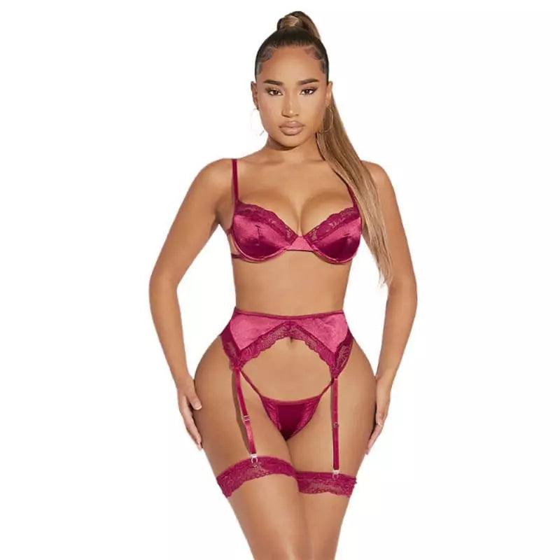 Conjunto lingerie vermelho vinho com sutiã meia taça, calcinha fio dental e cinta liga com detalhes em renda.