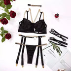 Conjunto de lingerie preta com correntes douradas, sutiã transparente e cinta liga, decorado com rosas vermelhas