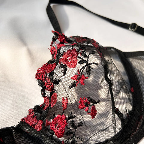  sutiã de lingerie com um padrão floral intrincado em vermelho e preto