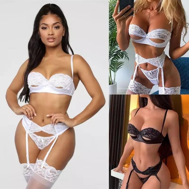 Conjunto sensual de lingerie rendada com sutiã meia taça e cinta liga, disponível em branco e preto.