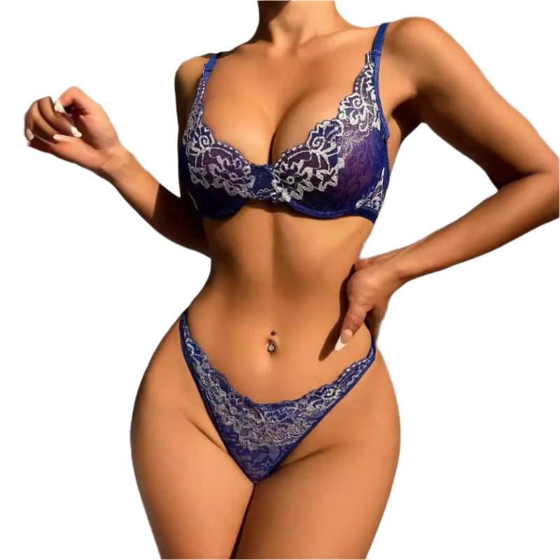 Conjunto lingerie azul marinho com renda branca, sutiã meia taça e calcinha fio dental de design sensual.