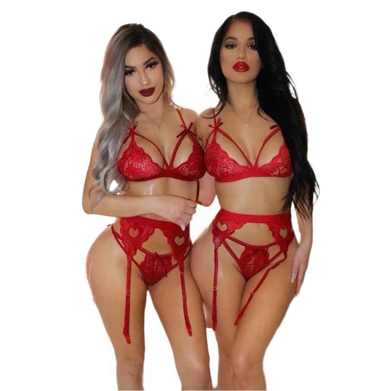 Conjunto lingerie vermelha sensual com renda e detalhes em coração, modelo cinta-liga, disponível em várias cores.