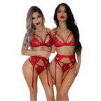 Conjunto lingerie vermelha sensual com renda e detalhes em coração, modelo cinta-liga, disponível em várias cores.
