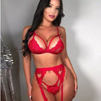 Conjunto lingerie vermelho com sutiã strappy, calcinha cinta-liga e detalhes em renda com corações