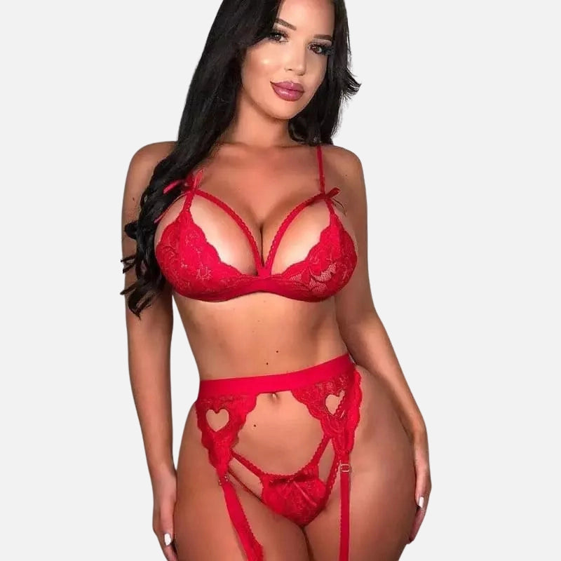Conjunto lingerie vermelho com sutiã strappy, calcinha cinta-liga e detalhes em renda com corações