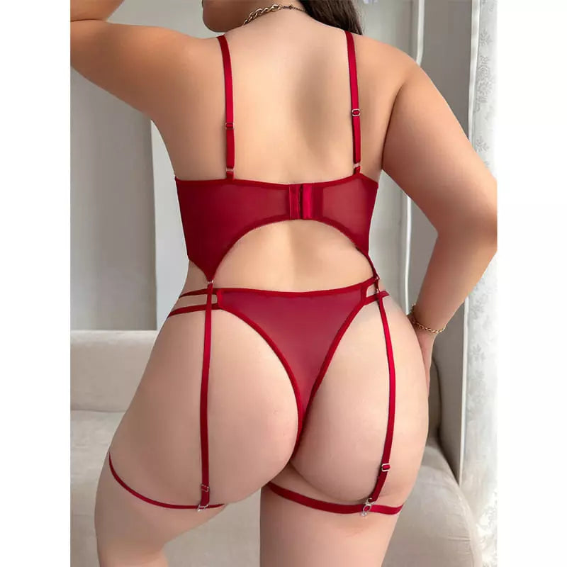 Lingerie plus size vermelha com tiras sensuais e detalhe fio dental nas costas