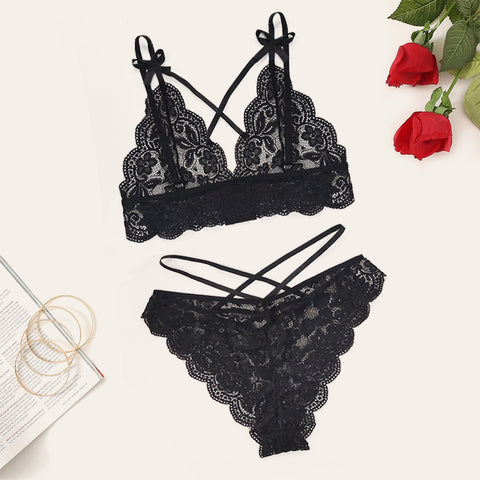 conjunto de lingerie de renda preta, incluindo um top estilo bralette e calcinha