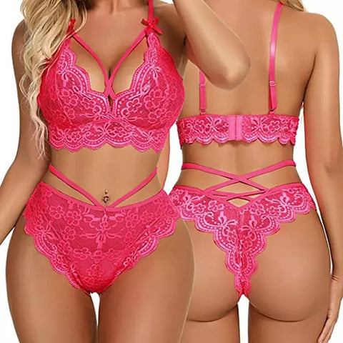 mulher usando um conjunto de lingerie de renda rosa composto por um top sutiã e calcinha de corte alto