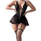 Lingerie preta sensual com renda, babado e meia-calça arrastão - conjunto íntimo feminino