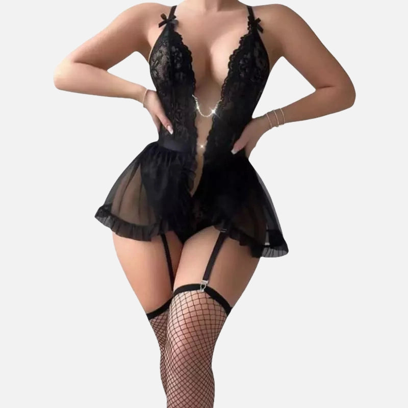 Lingerie preta sensual com renda, babado e meia-calça arrastão. conjunto íntimo feminino