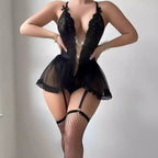 Lingerie preta com renda, babado translúcido e meia arrastão - conjunto íntimo