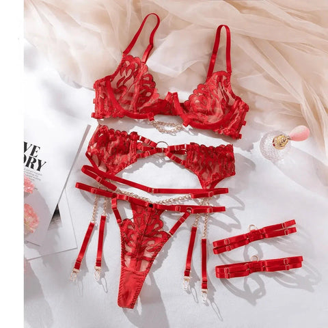 Lingerie vermelha decorativa com padrões de renda intrincados, correntes e tiras