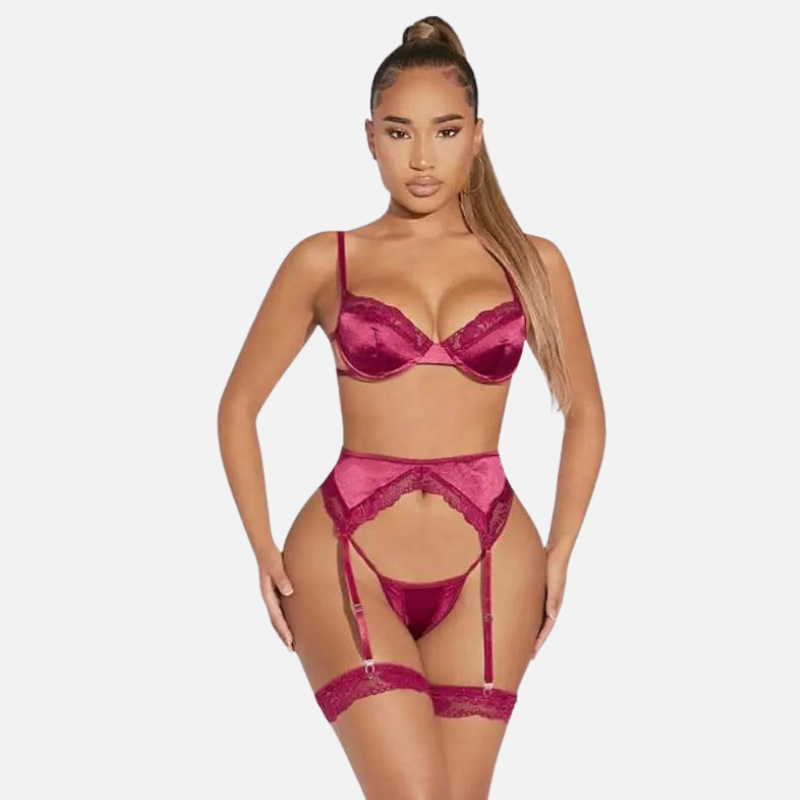 Conjunto lingerie vermelho vinho com sutiã meia taça, calcinha fio dental e cinta liga com detalhes em renda.