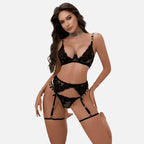 Conjunto lingerie preta rendada com garter belt e detalhes metálicos - lingerie feminina sexy