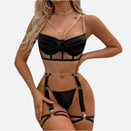 Conjunto lingerie preto com tiras decorativas douradas, top transparente e cinta liga sensual