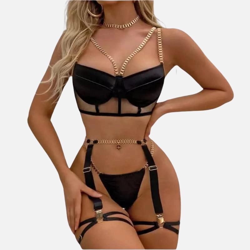 Conjunto lingerie preto com tiras decorativas douradas, top transparente e cinta liga sensual