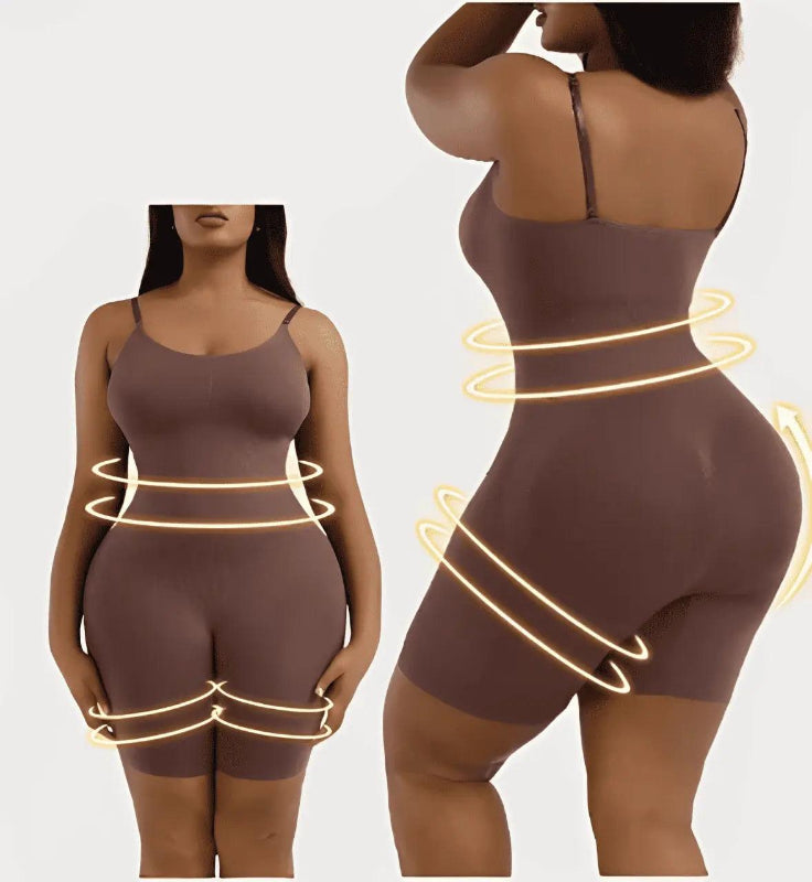 Macacão modelador marrom com zonas de compressão na cintura e coxas, design plus size com alças ajustáveis.