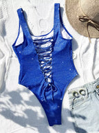 Maiô azul brilhante com amarração frontal ajustável e corte cavado, look praia completo