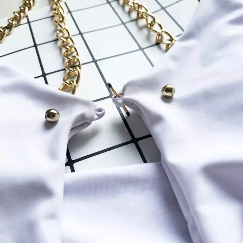 Detalhe maiô branco com corrente dourada ajustável e argola metálica decorativa