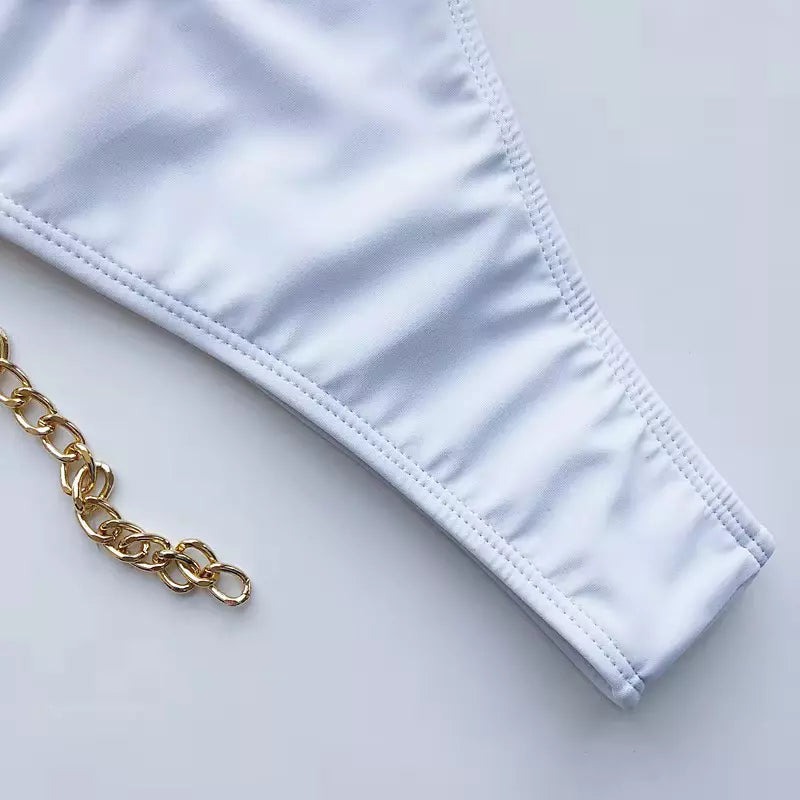 Detalhe biquíni branco com acabamento costurado e corrente dourada de alça ajustável