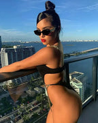 Biquíni preto com correntes douradas, top faixa e calcinha cavada modelo sexy para praia