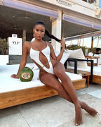 Maiô branco cavado com recortes laterais e corrente dourada, modelo sexy para praia e piscina