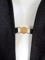 Pingente dourado circular decorativo do maiô preto, detalhe frontal sofisticado