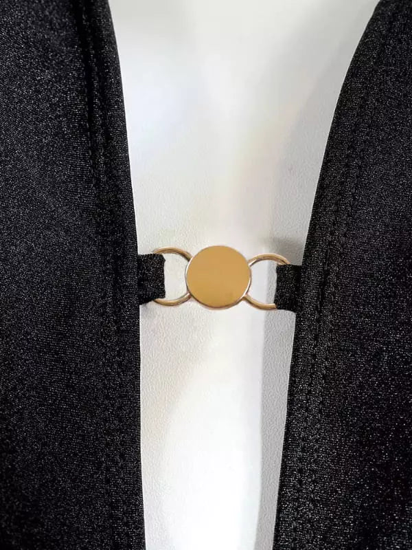 Pingente dourado circular decorativo do maiô preto, detalhe frontal sofisticado