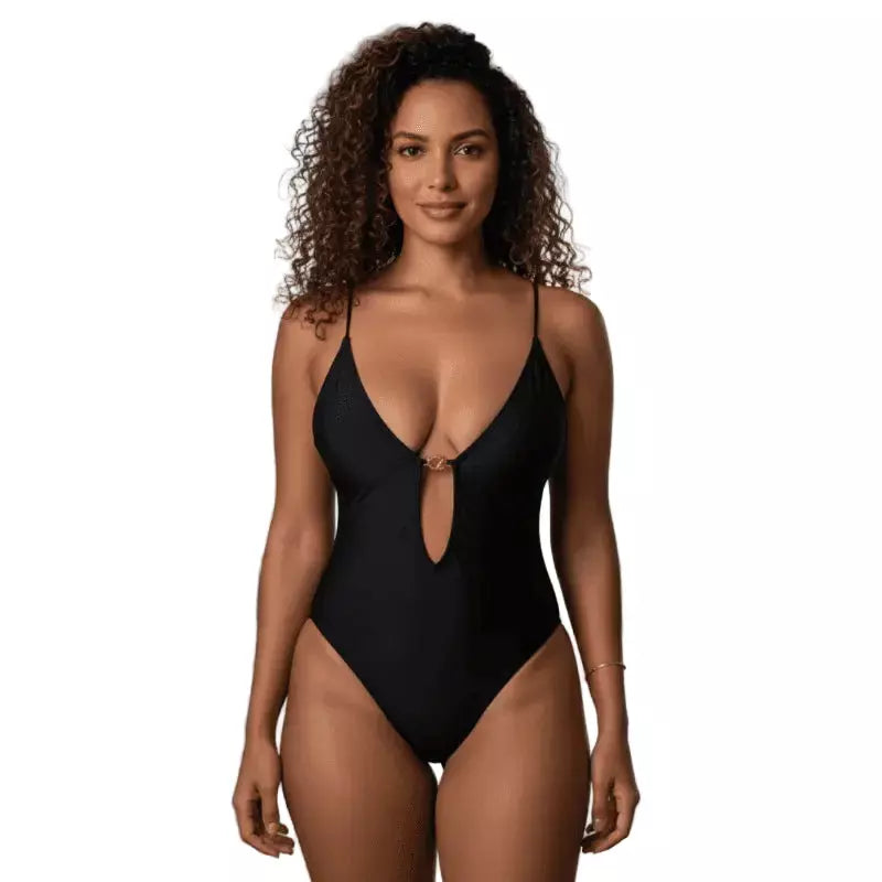 Maiô preto de alça fina com decote profundo em V e fecho decorativo no busto