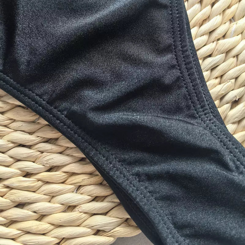 Detalhe do tecido preto premium do maiô com acabamento e costura reforçada