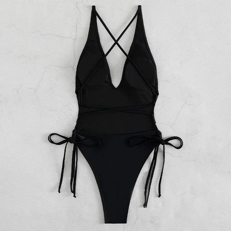 Maiô preto com decote profundo e alças cruzadas nas costas.