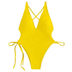 Maiô amarelo com straps cruzados.