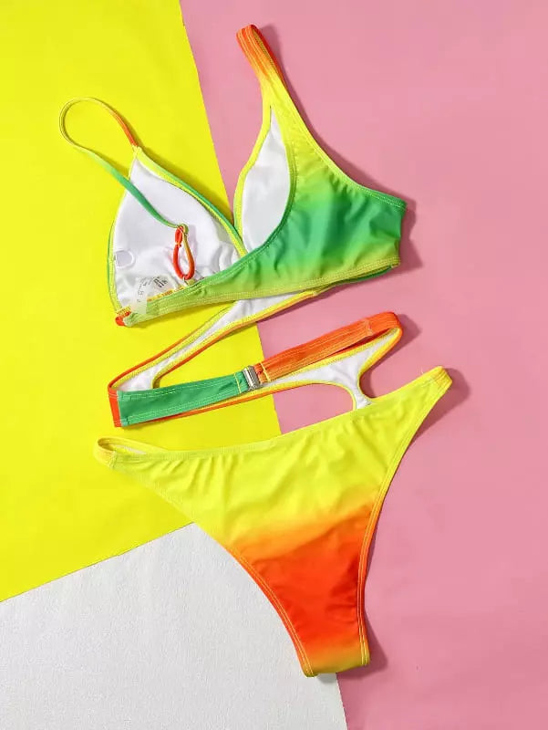 Conjunto biquíni degradê verde-amarelo-laranja com fivela dourada em fundo colorido