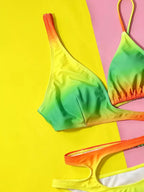 Biquíni degradê verde-amarelo-laranja em fundo colorido rosa e amarelo - detalhes do produto