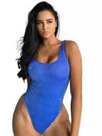 Mulher morena usando maiô azul brilhante de corte cavado em fundo branco