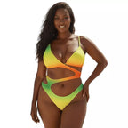 Mulher sorrindo em biquíni degradê amarelo-laranja-verde com recortes laterais em fundo claro