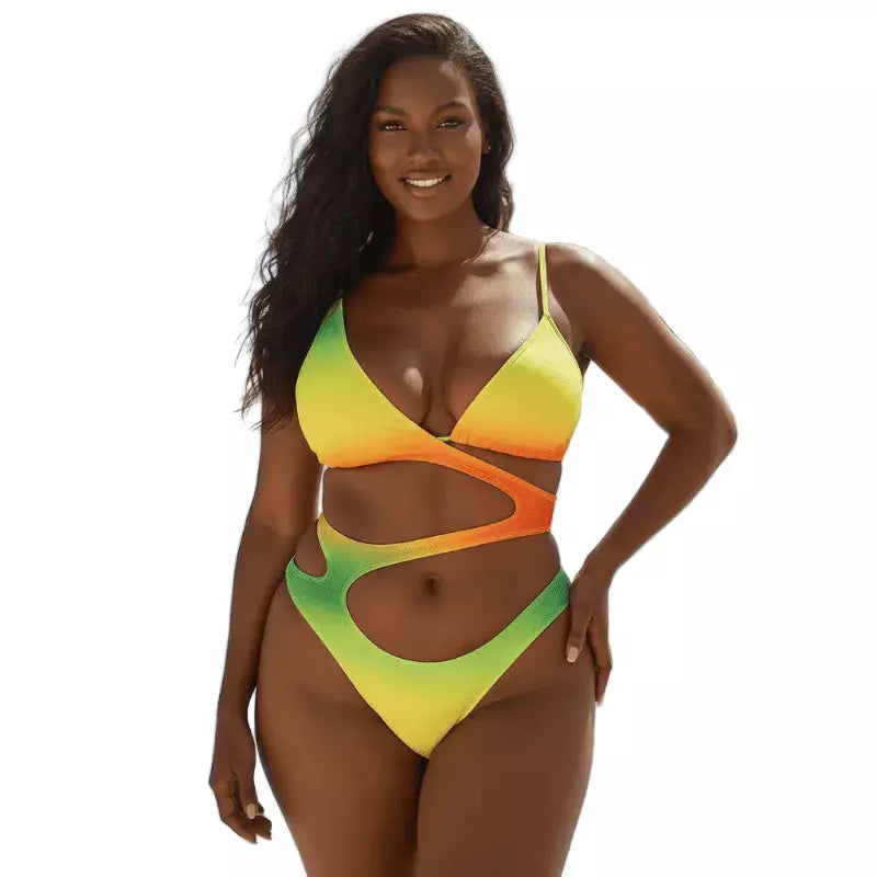 Mulher sorrindo em biquíni degradê amarelo-laranja-verde com recortes laterais em fundo claro