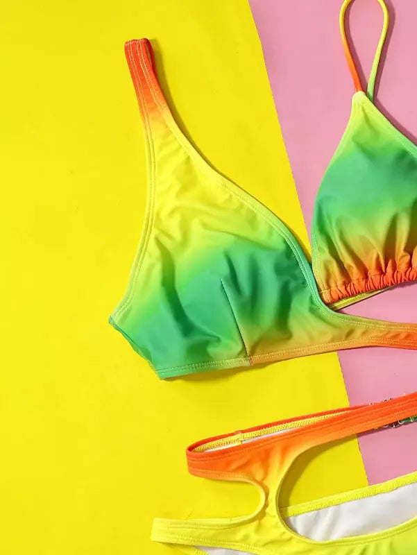 Biquíni degradê verde-amarelo-laranja em fundo colorido rosa e amarelo - detalhes do produto