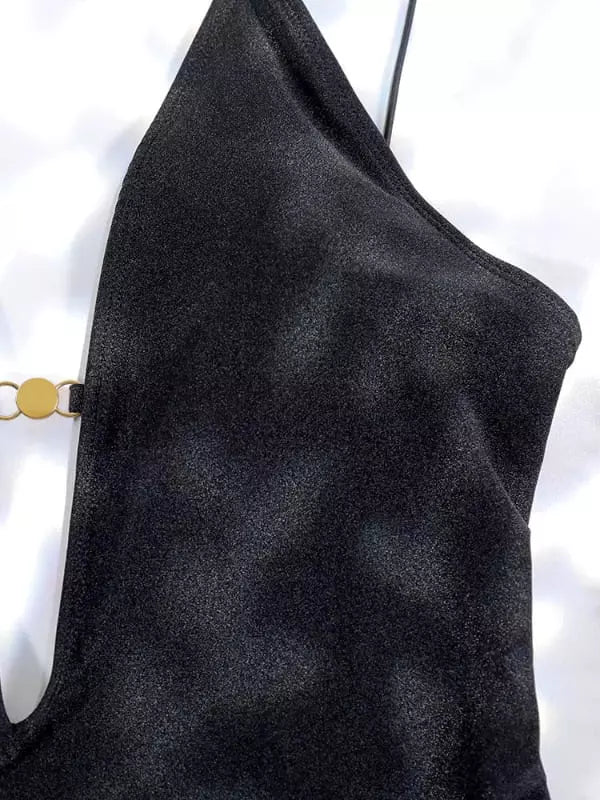 Detalhe do bojo estruturado do maiô preto com alça fina e pingente dourado lateral