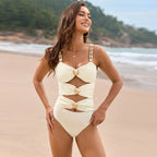 Maiô off white com recortes e argolas douradas, modelo sofisticado moda praia feminina