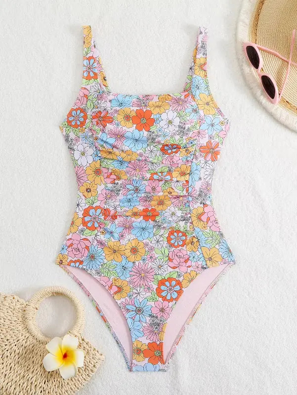Maiô feminino florido colorido com franzido, alças finas e decote quadrado sobre fundo branco
