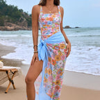 Maiô feminino florido com saída de praia azul amarrada na cintura, look completo para praia