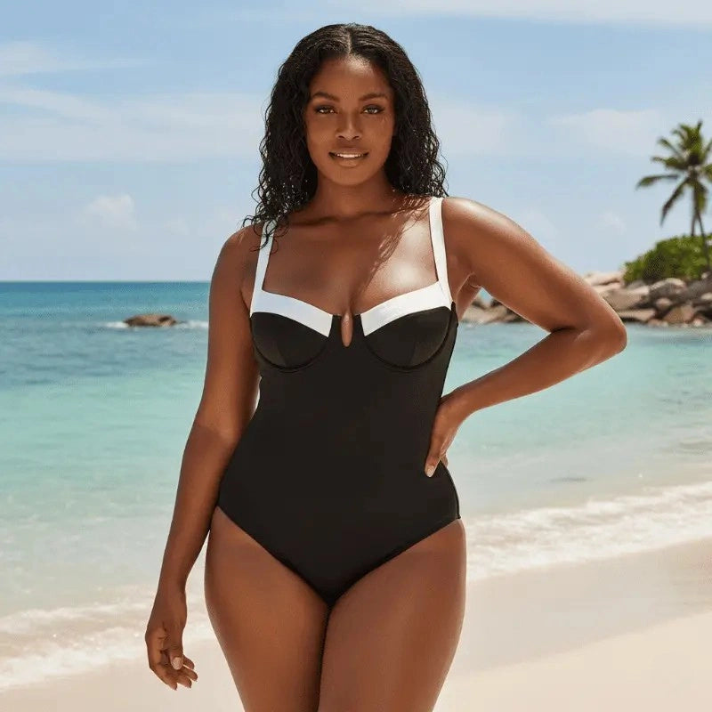 Maiô preto com decote em V profundo, fecho decorativo e alças finas ajustáveis