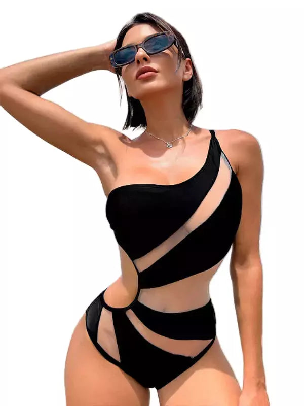 Mulher com óculos escuros e biquíni preto assimétrico com recortes, fundo branco, estilo moderno e elegante