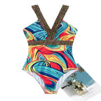 Maiô estampado com padrão abstrato multicolorido em tons de azul, vermelho e amarelo, alças cruzadas.