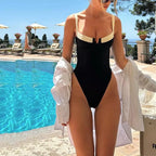 Maiô preto com recortes bege, decote estruturado e corte cavado, ideal para piscina e praia