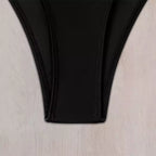 Detalhe da parte inferior de maiô preto com costuras reforçadas e acabamento duplo