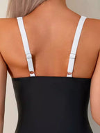 Costas de maiô preto com alças brancas ajustáveis e fecho regulável confortável